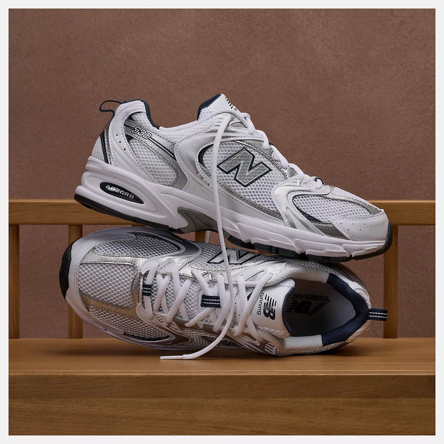 530 - White/silver/navy